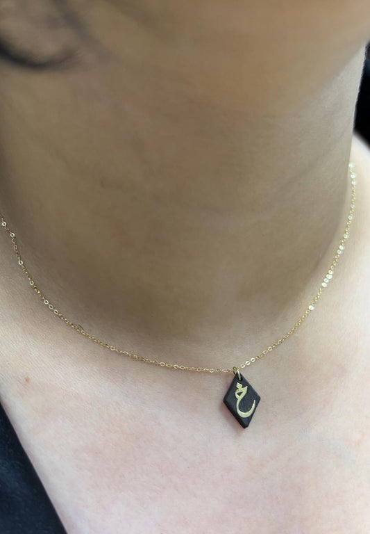 Collier en Or 18k OUD QMARI - Toutes les lettres sont disponible
